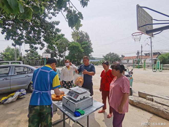 j9九游会胶东家常美食：夏日炎炎看蓬莱农村买卖面鱼的热闹场面(图1)