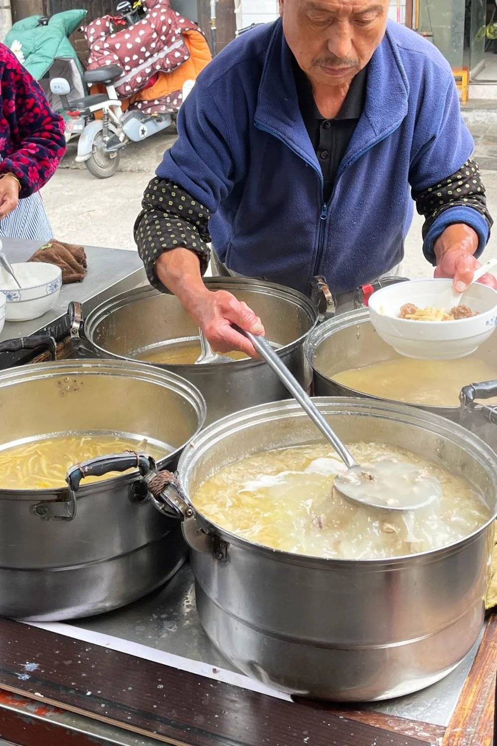 j9游会真人游戏第一品牌碳水炸弹配肉汤“小麦第一省”的早餐有多能喝？(图5)