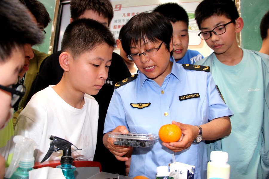 j9游会真人游戏第一品牌合肥一所中学三千学生同上营养知识课增食品安全意识促健康成(图5)