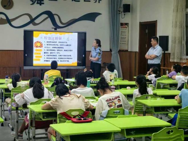 j9游会真人游戏第一品牌谁执法谁普法 守护夕阳与晨曦 “一老一小”食品安全宣传行(图14)