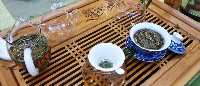 j9游会真人游戏第一品牌白茶知识及品鉴丨茶艺大师工作室走进银莺社区第三期茶艺公益(图2)