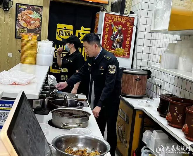 j9九游会乐坪市场监管所开展餐饮环节非法添加罂粟壳专项检查行动(图1)